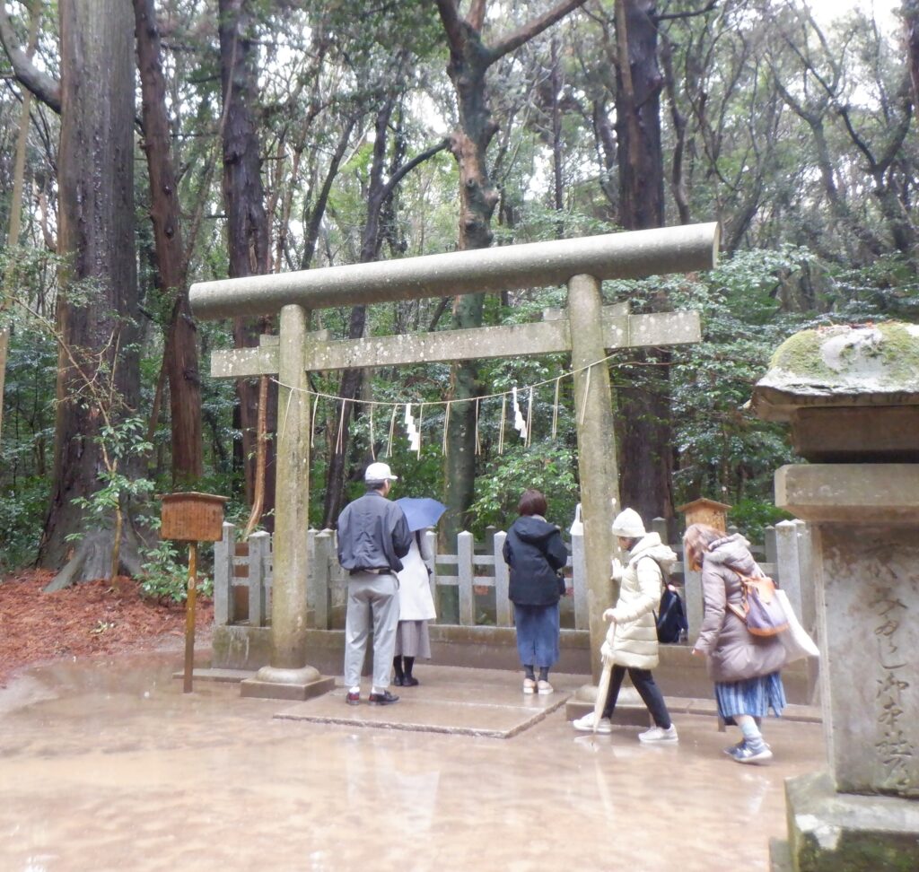 要石がある前の参道　水たまりがすごい