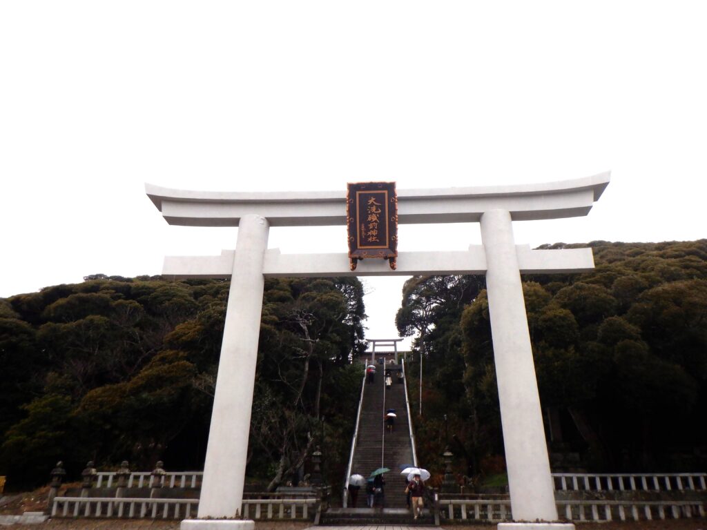 二の鳥居から見る大洗磯前神社