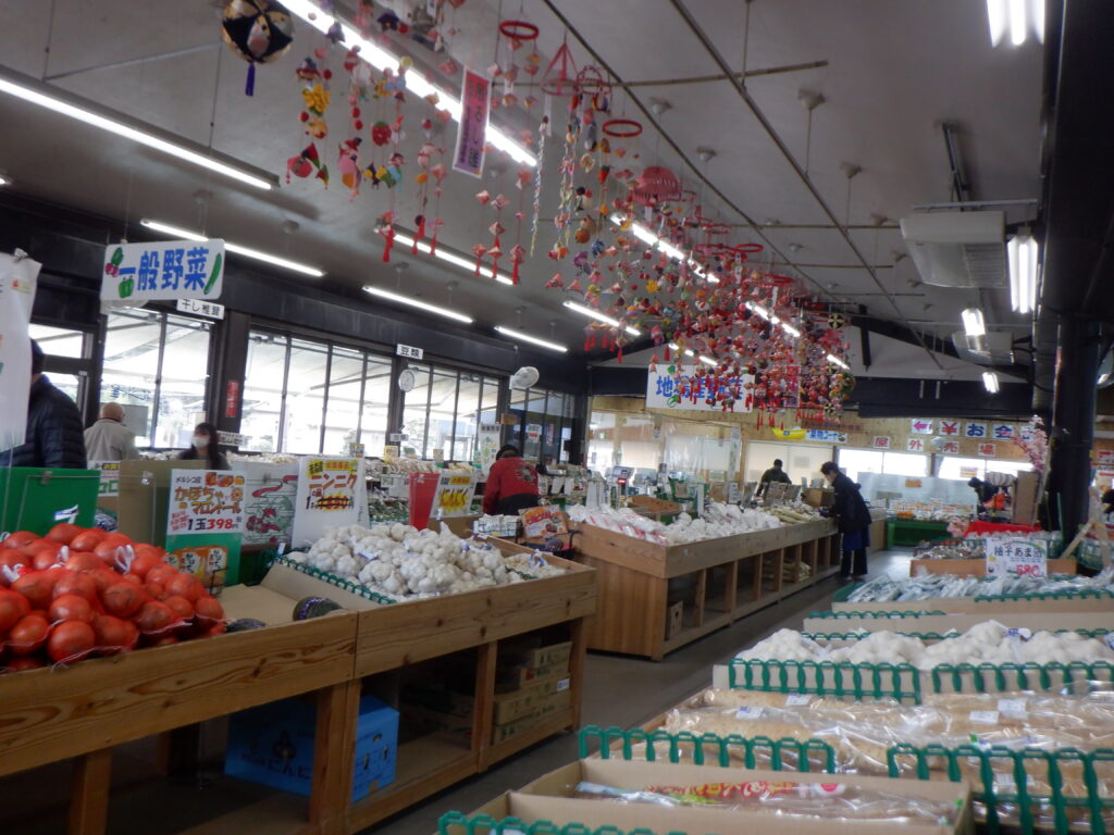 物産館内部　生鮮食品多し