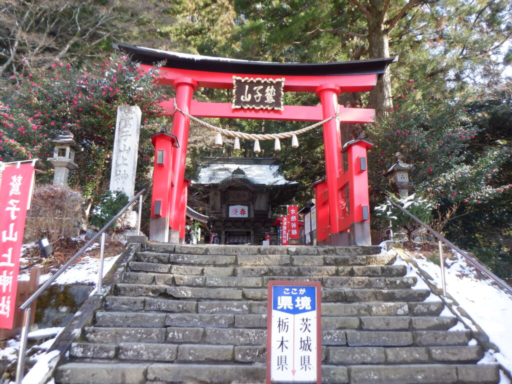 県境鳥居を眺める