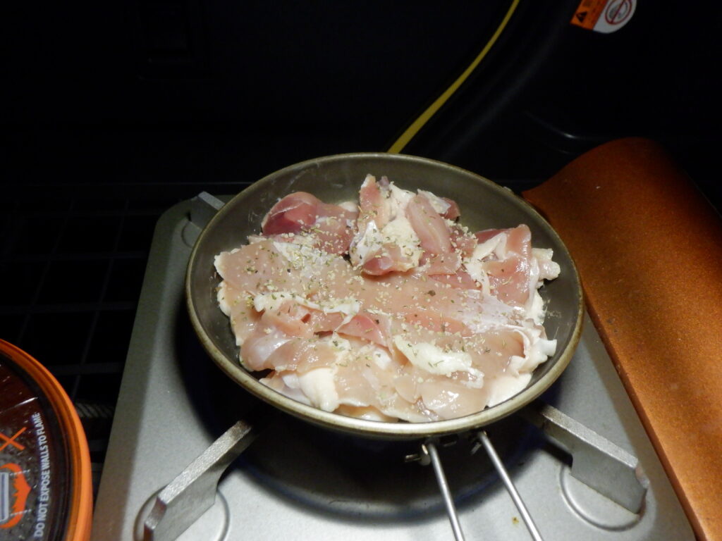 鶏肉をフライパンで焼きます。