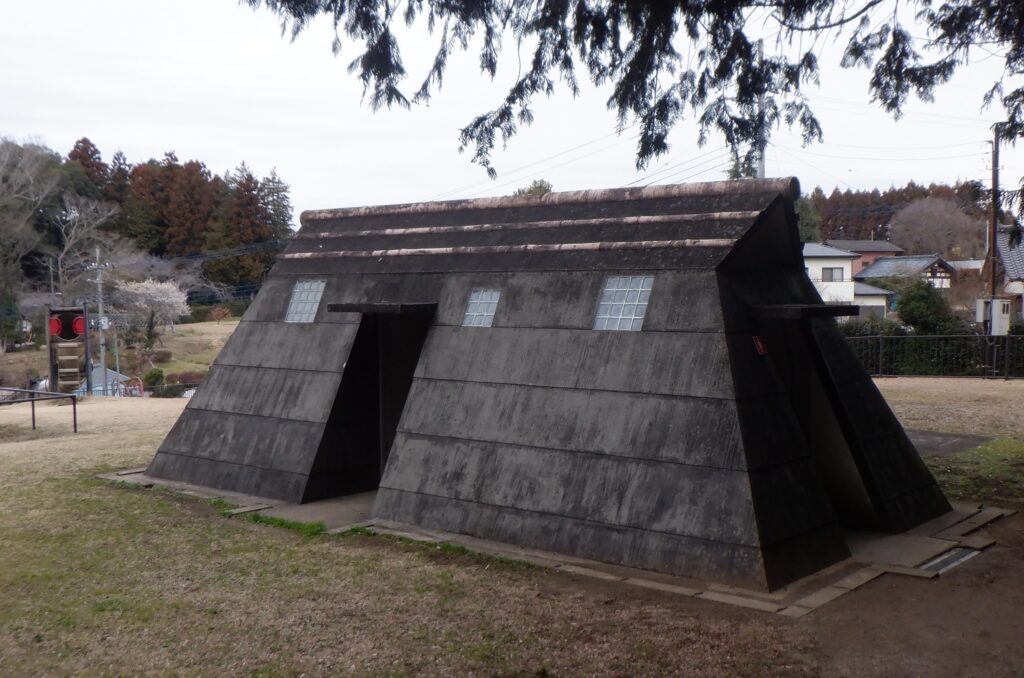 公園のトイレ　竪穴式住居型