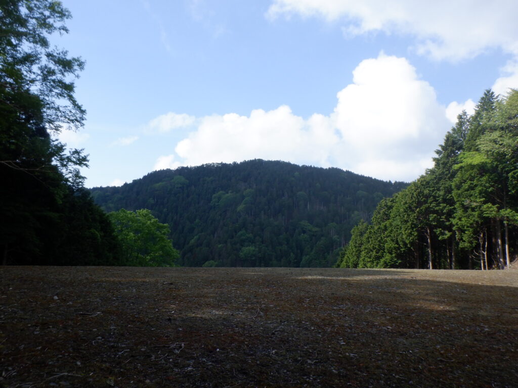 金木荒ノ頭を下ると辿り着く平坦地