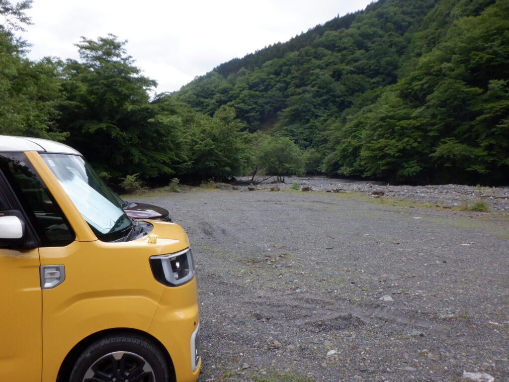 登山口駐車場の様子　砂利