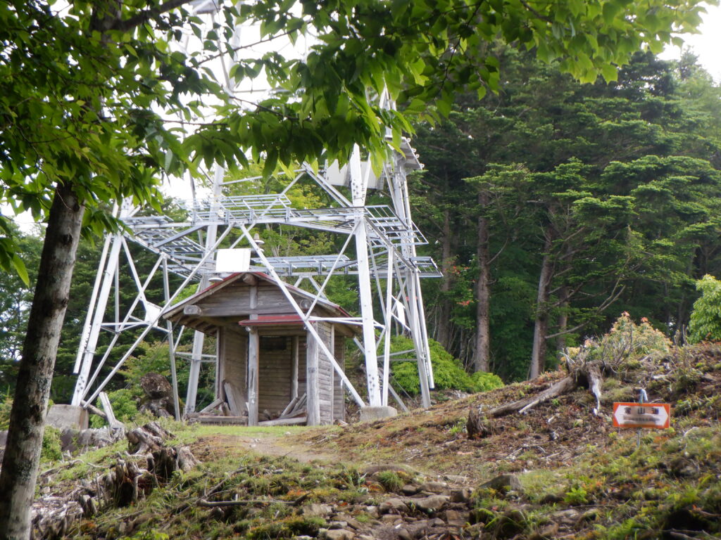 熊森山へ行く途中で鉄塔と交わるところにある壊れた小屋