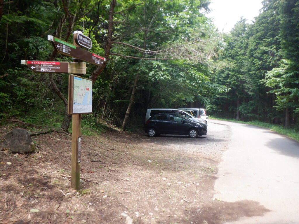 駐車場全景　広い路肩に停めるイメージ