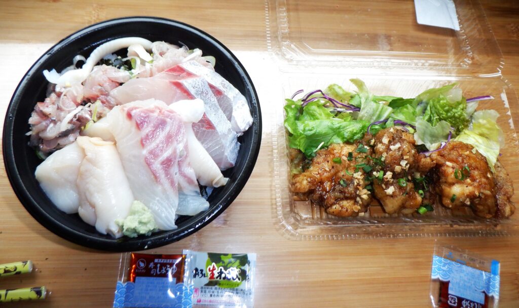 丼によそった味勝手丼と油淋鶏のセット